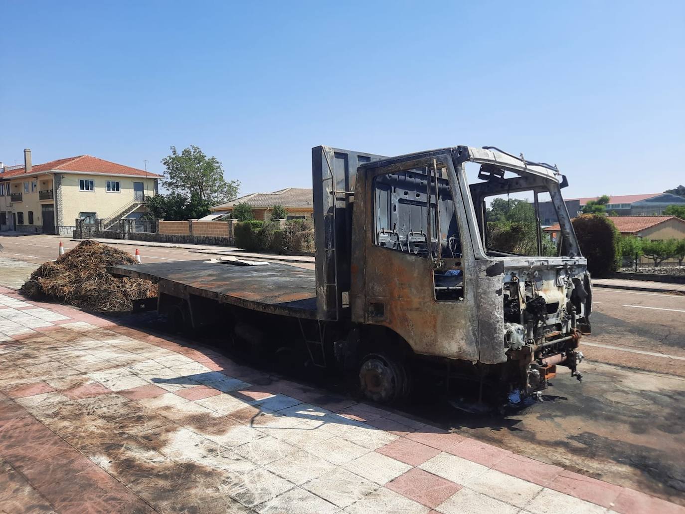 Totalmente calcinado: así ha quedado el camión quemado en las calles de Linares de Riofrío