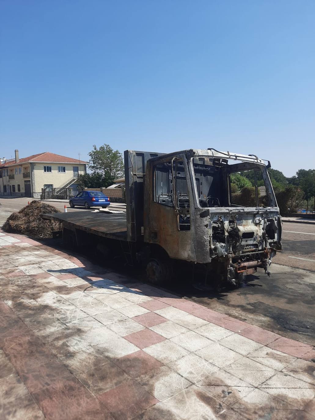 Totalmente calcinado: así ha quedado el camión quemado en las calles de Linares de Riofrío