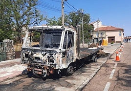 Totalmente calcinado: así ha quedado el camión quemado en las calles de Linares de Riofrío