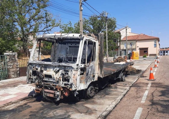 Totalmente calcinado: así ha quedado el camión quemado en las calles de Linares de Riofrío