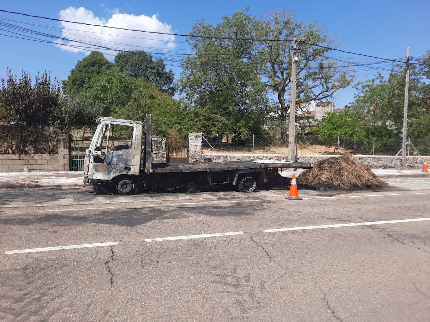 Totalmente calcinado: así ha quedado el camión quemado en las calles de Linares de Riofrío