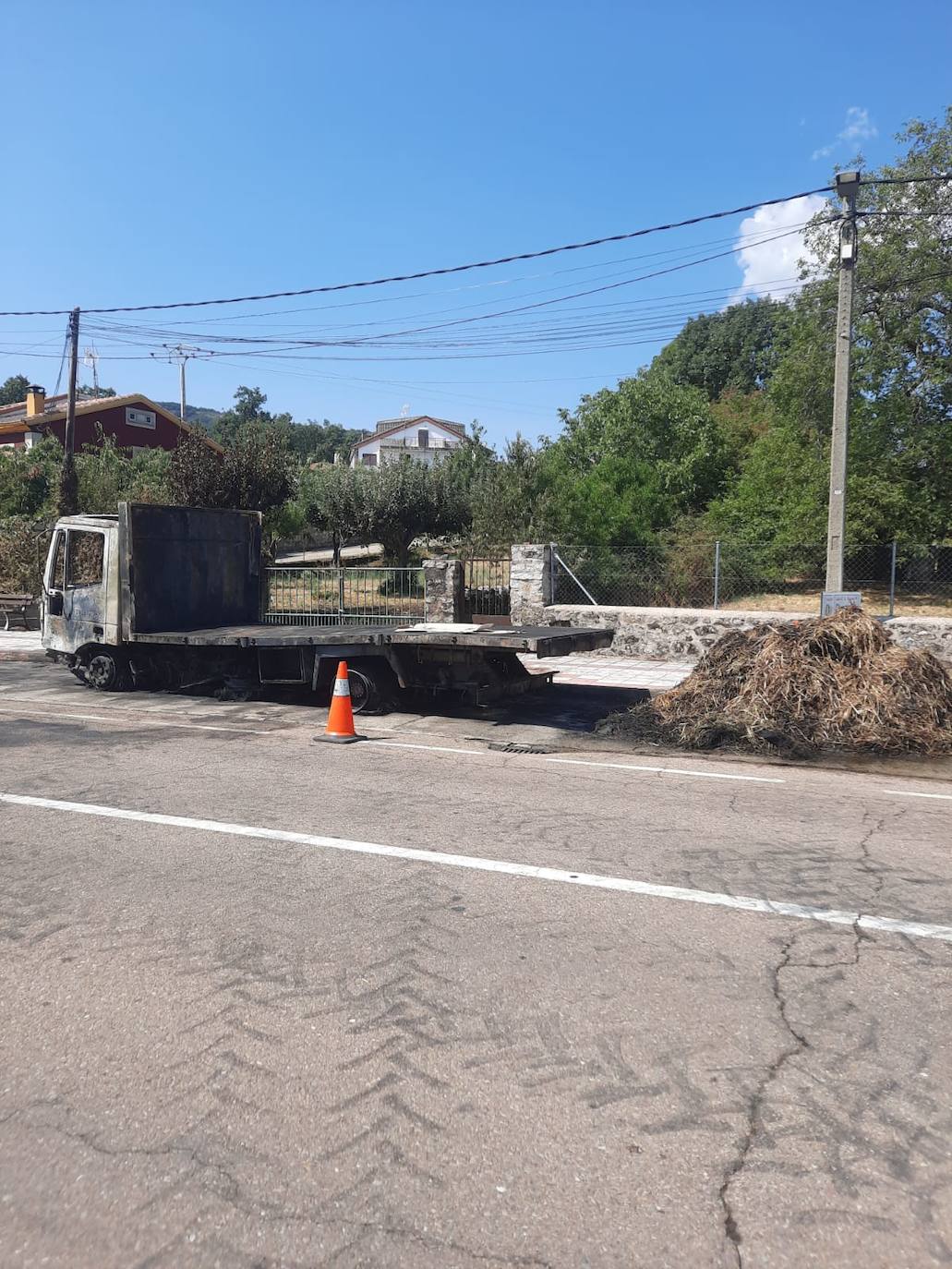 Totalmente calcinado: así ha quedado el camión quemado en las calles de Linares de Riofrío