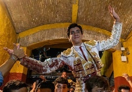 Marco Pérez, a hombros en Huelva el pasado jueves, en su estreno de las Colombinas.