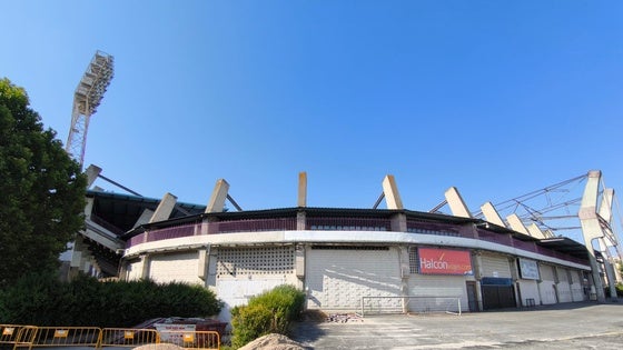 La puerta de acreditaciones que une Fondo Norte y Preferencia, vallada por las obras de acondicionamiento del estadio.