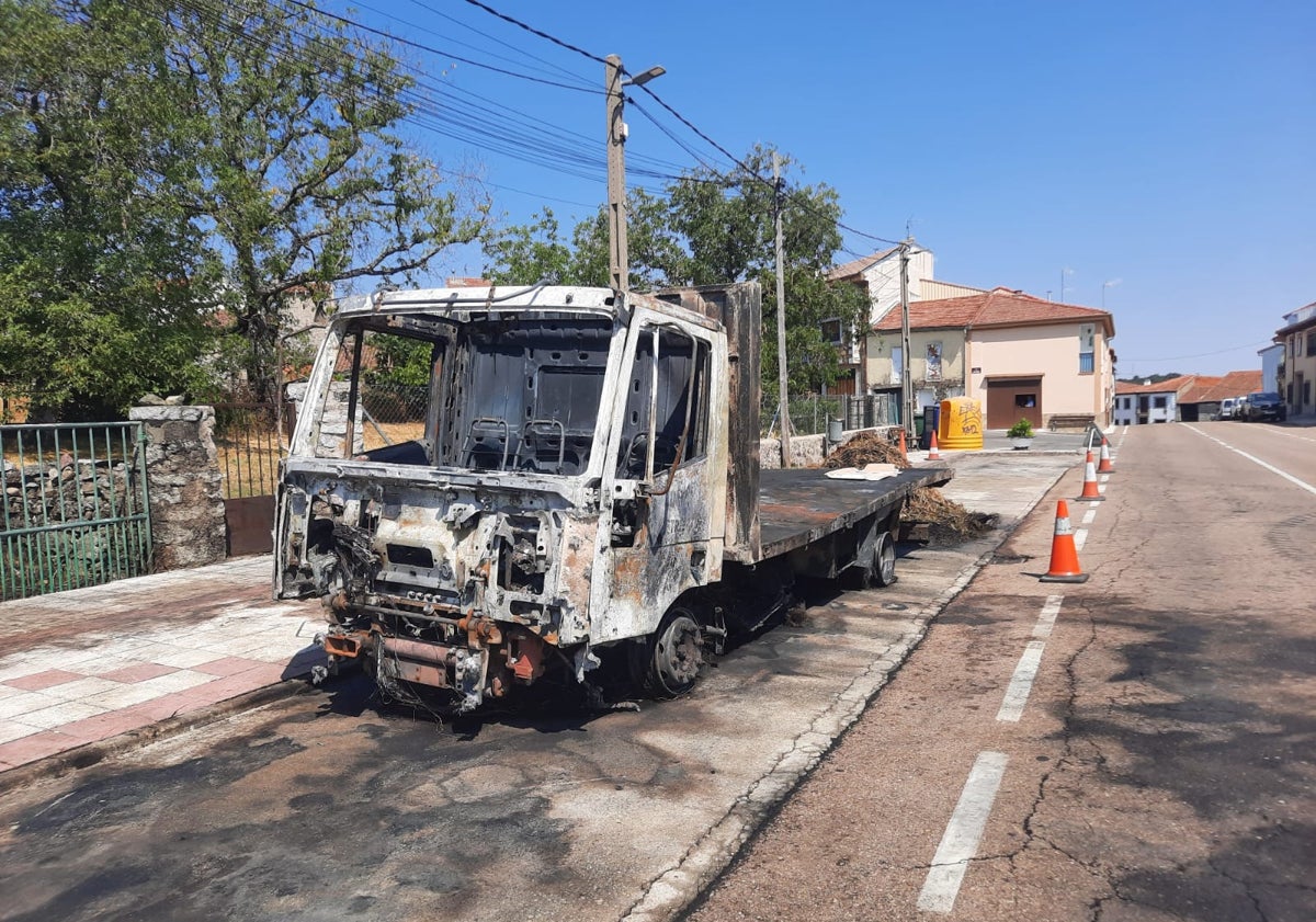 Imagen principal - El vehículo y la paja calcinados en Linares.