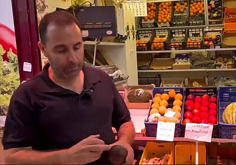 Javier Carrasco explica cómo escoger un buen aguacate.
