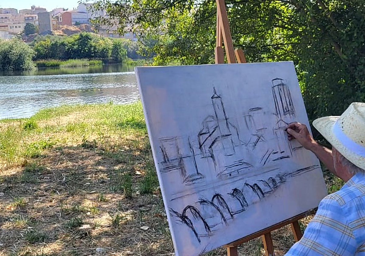 Un artista, en la pasada edición del certamen de Alba de Tormes.