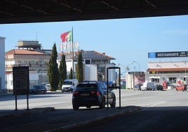 Un turismo cruza la frontera hacia Vilar Formoso.
