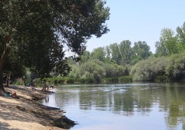 Zona muy concurrida por bañistas en el río Tormes, a su paso por Huerta.