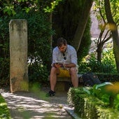 Uno de los espacios verdes en los que más se para la gente en el Huerto de Calixto y Melibea.
