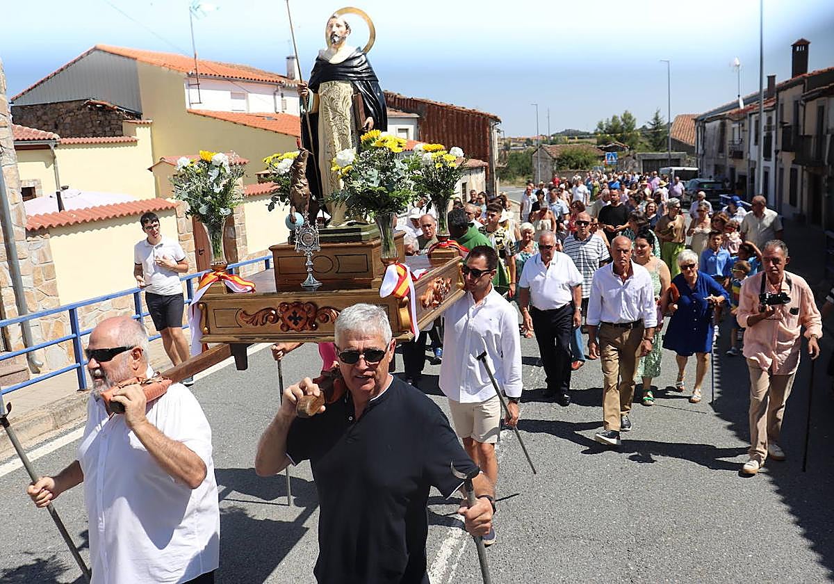 Vecinos y fieles acompañarán un año a Santo Domingo de Guzmán en la tradicional procesión.