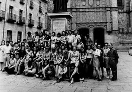 Un grupo de alumnos extranjeros posa con sus profesores bajo la bendición de Fray Luis de León en el verano de 1971.