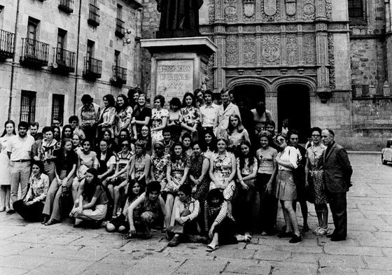 Un grupo de alumnos extranjeros posa con sus profesores bajo la bendición de Fray Luis de León en el verano de 1971.