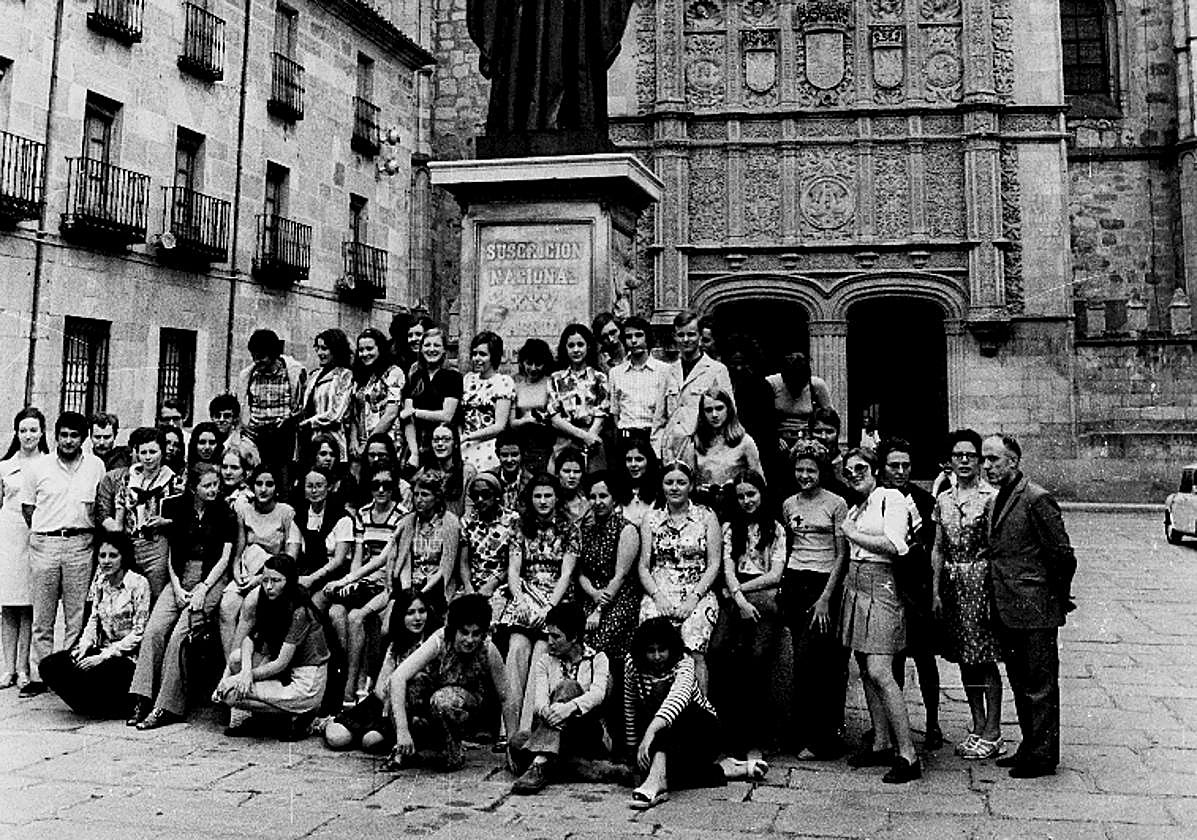 Un grupo de alumnos extranjeros posa con sus profesores bajo la bendición de Fray Luis de León en el verano de 1971.
