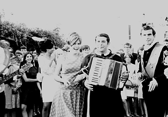 La presencia de estudiantes extranjeras activó a la tuna. Las rondas veraniegas vivieron una época de oro.