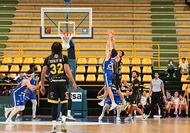 Derbi entre el Xoborg Avenida y el Atlético Carbajosa, en el Würzburg-Silvia Domínguez, la campaña anterior.