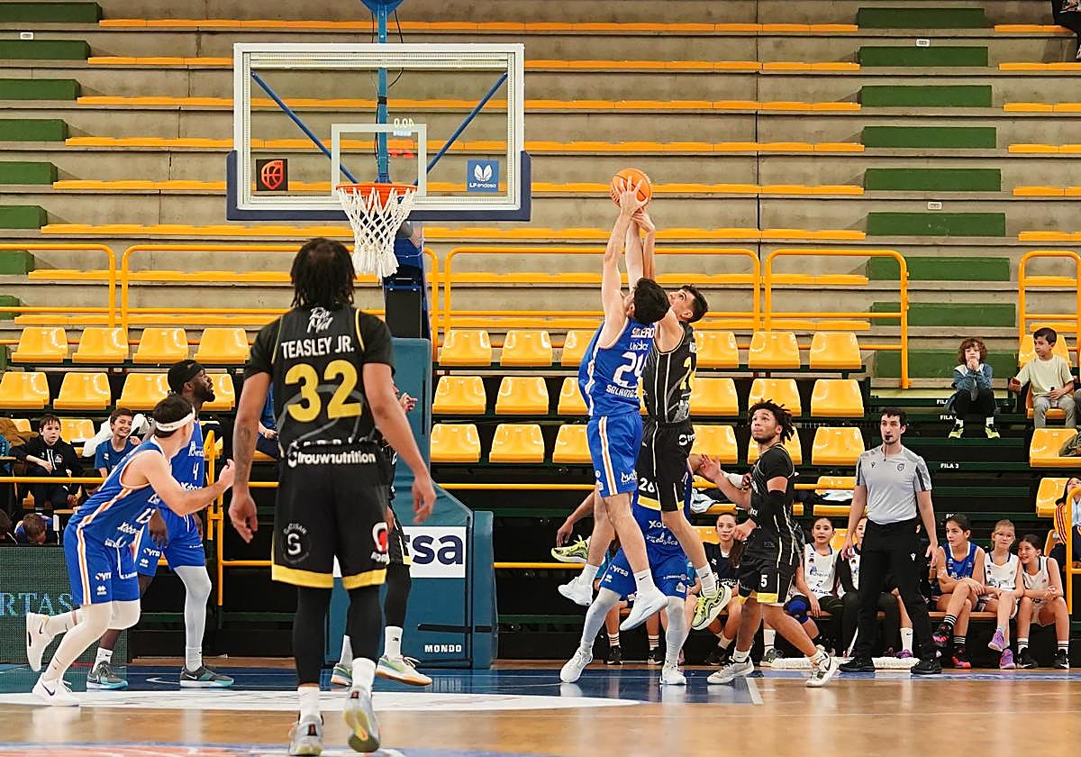 Derbi entre el Xoborg Avenida y el Atlético Carbajosa, en el Würzburg-Silvia Domínguez, la campaña anterior.