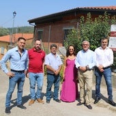 El director Emilio Arroita con el alcalde y concejales de San Esteban.