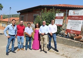 El director Emilio Arroita, con el alcalde y los concejales de San Esteban.