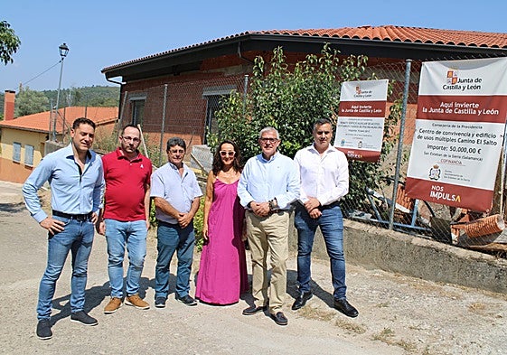 El director Emilio Arroita, con el alcalde y los concejales de San Esteban.