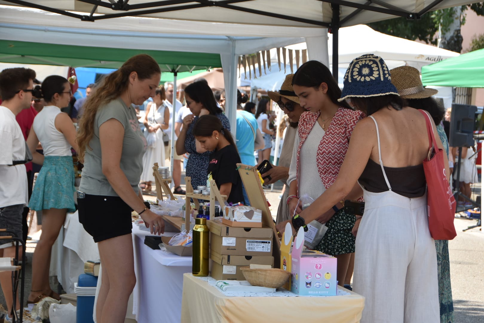 Sabor, artesanía y ambiente festivo en La Vellés