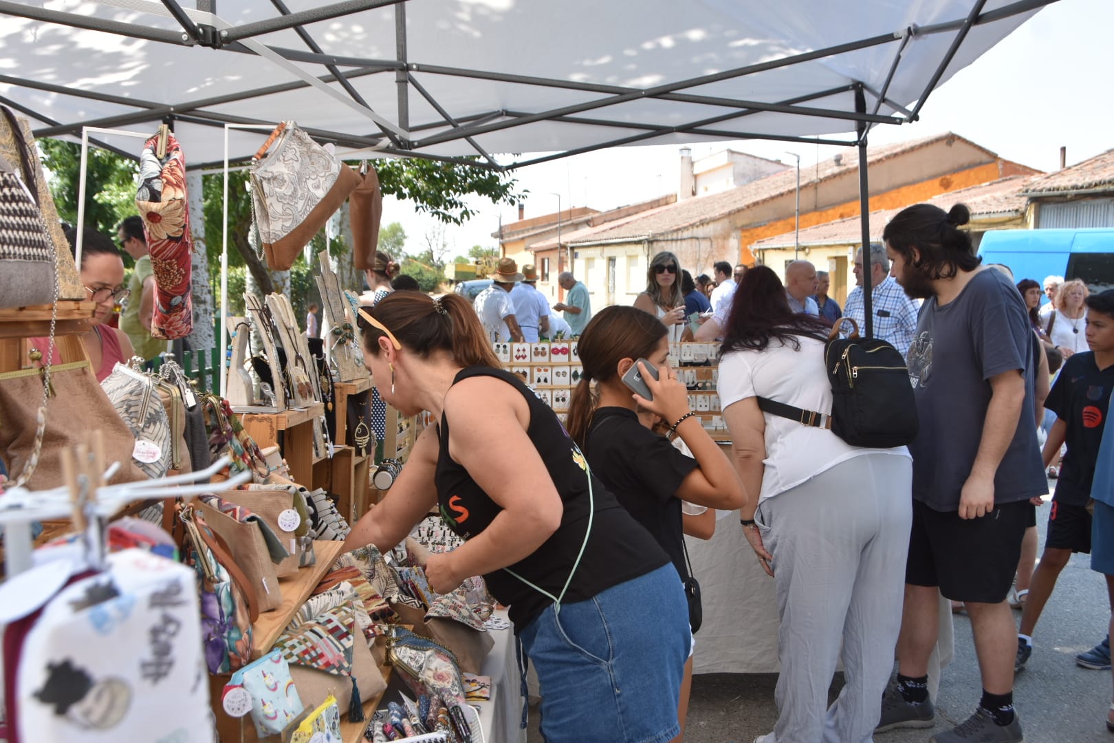 Sabor, artesanía y ambiente festivo en La Vellés