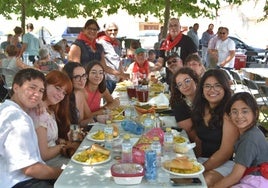 Un grupo de amigos y familiares disfrutando de la paella en Moriscos