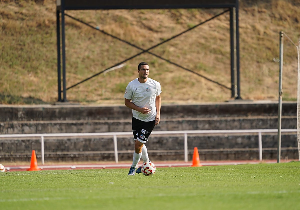 Iván Casado, tratando de sacar jugado el balón en el choque de este sábado en Las Pistas.