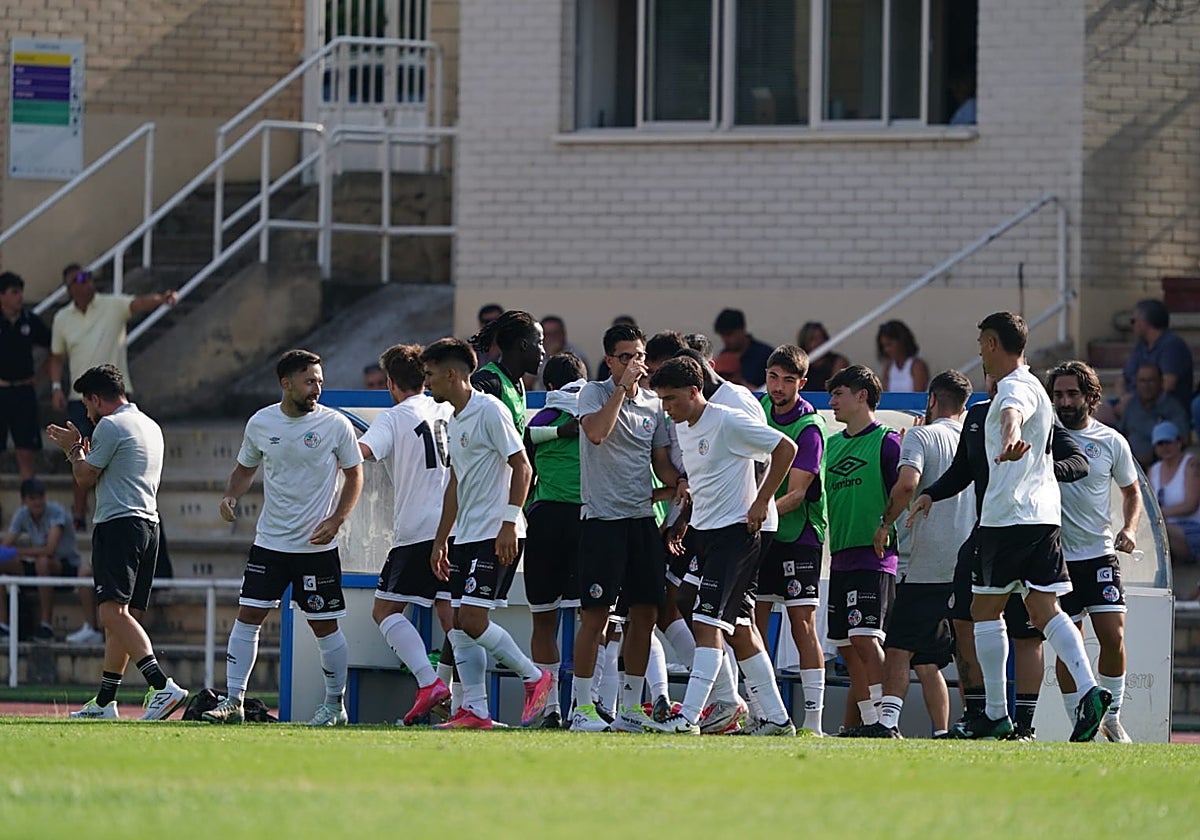 Los jugadores del Salamanca UDS celebran el primer tanto de Mancebo.