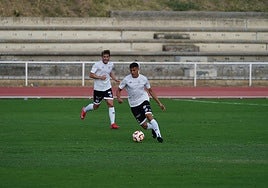 Lara conduce el balón ante la mirada de Cristeto en el choque de este sábado en Las Pistas, primero de la temporada.