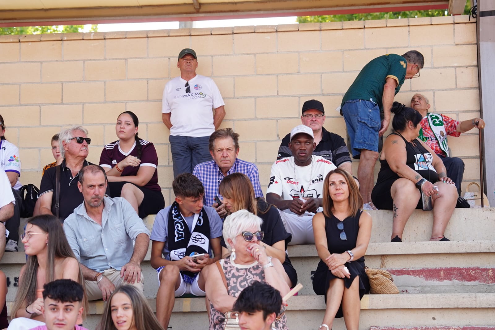 Pobre animación en Las Pistas, con la grada techada al borde del lleno