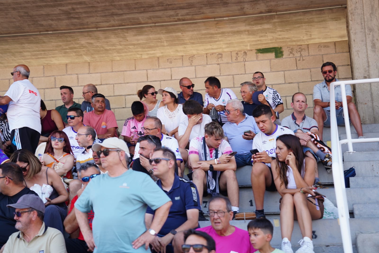 Pobre animación en Las Pistas, con la grada techada al borde del lleno