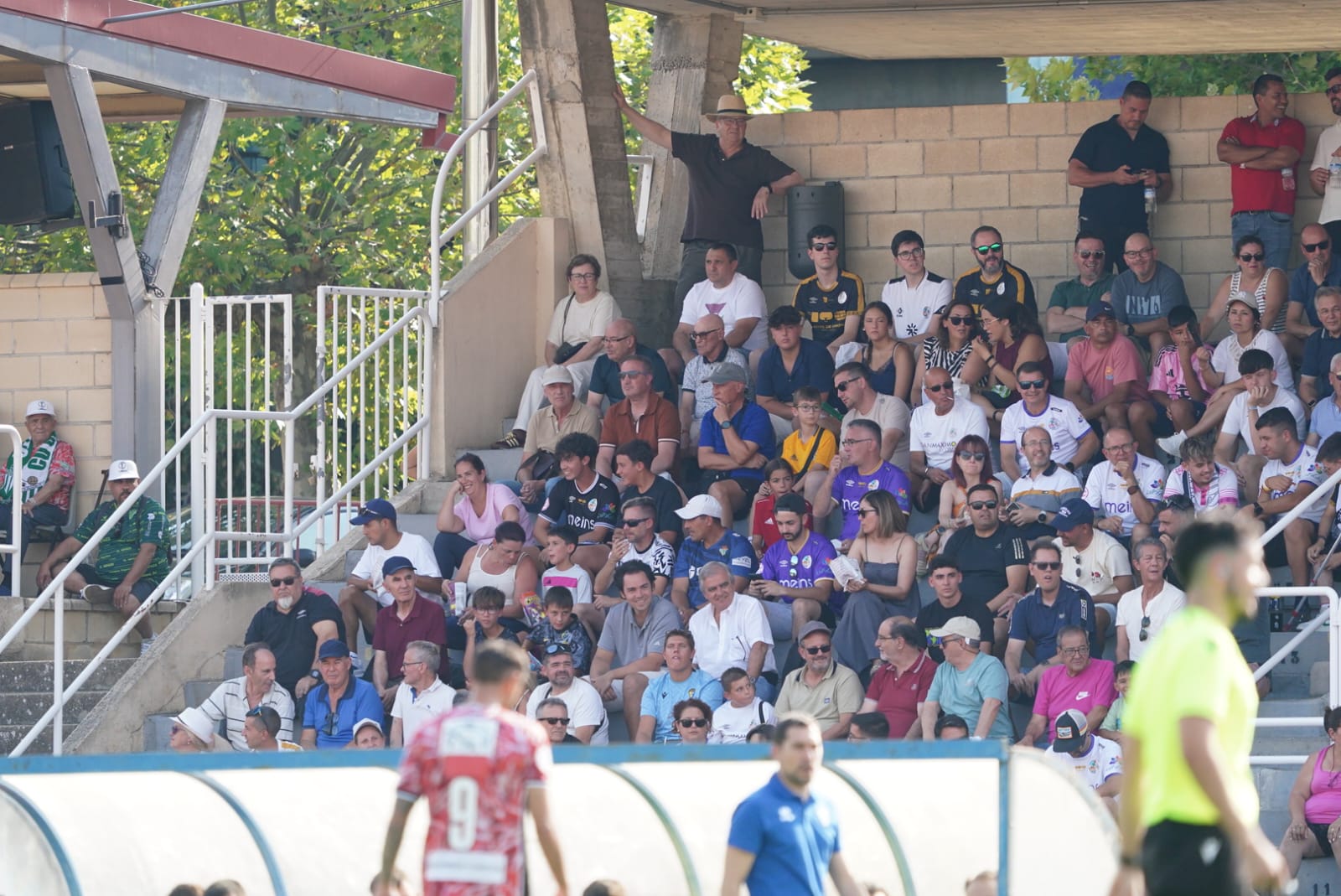 Pobre animación en Las Pistas, con la grada techada al borde del lleno