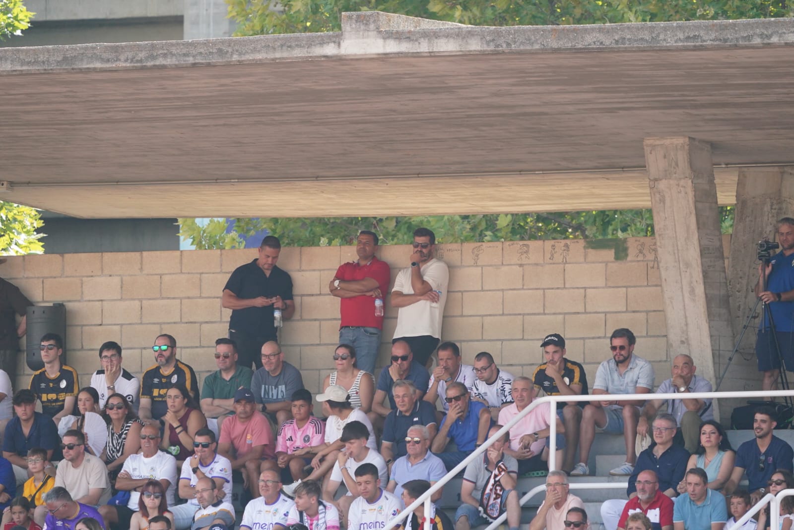 Pobre animación en Las Pistas, con la grada techada al borde del lleno