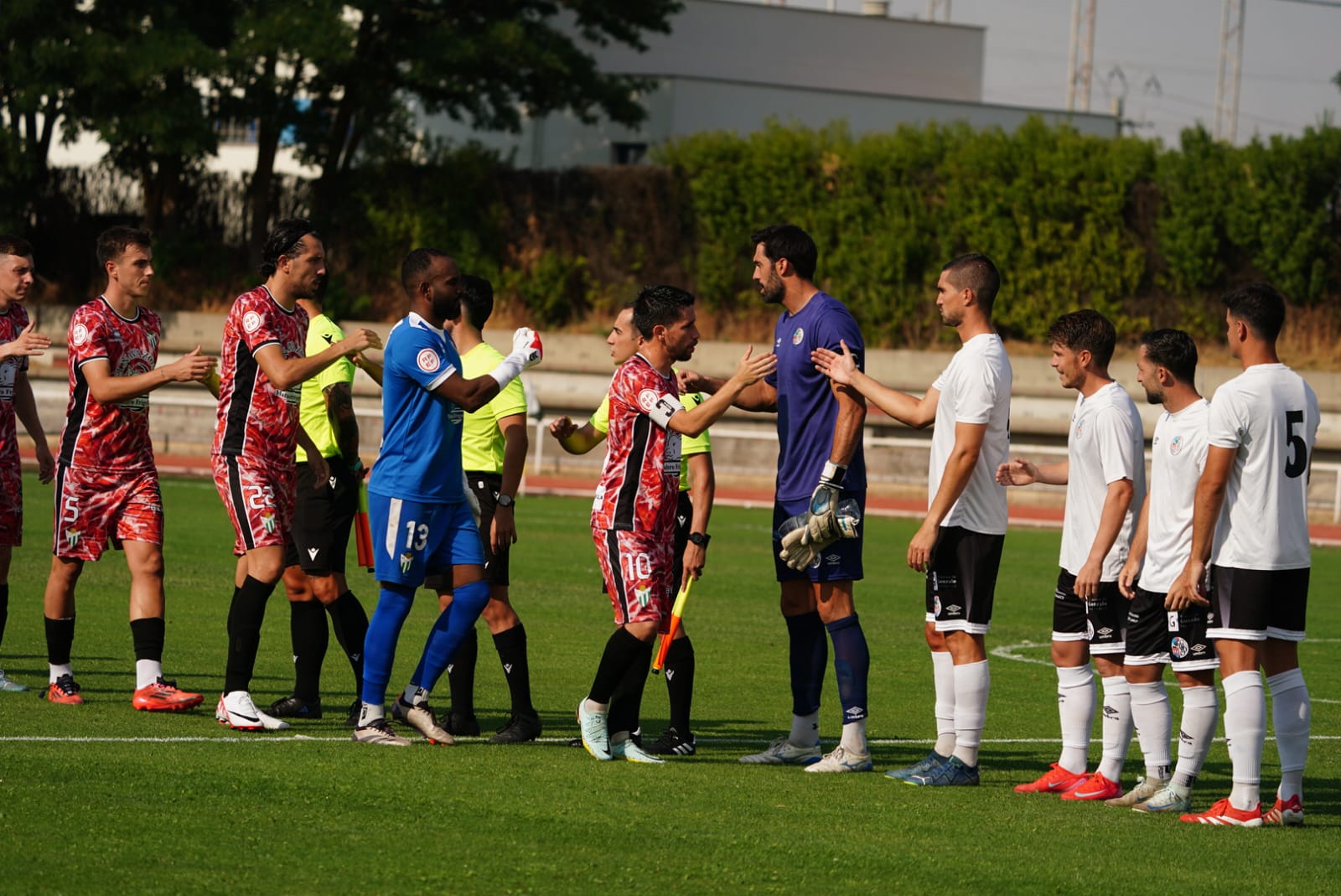 Pobre animación en Las Pistas, con la grada techada al borde del lleno