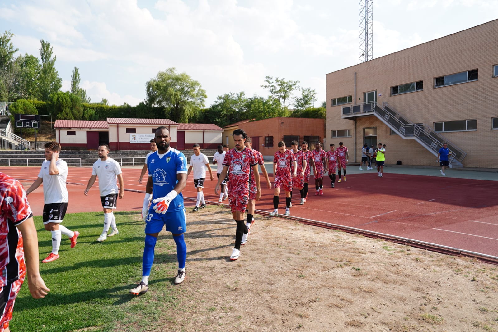 Pobre animación en Las Pistas, con la grada techada al borde del lleno