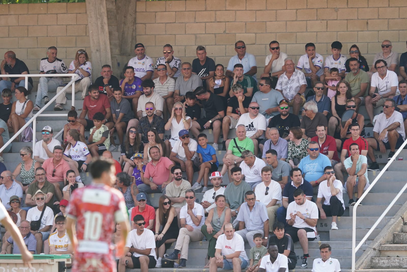 Pobre animación en Las Pistas, con la grada techada al borde del lleno