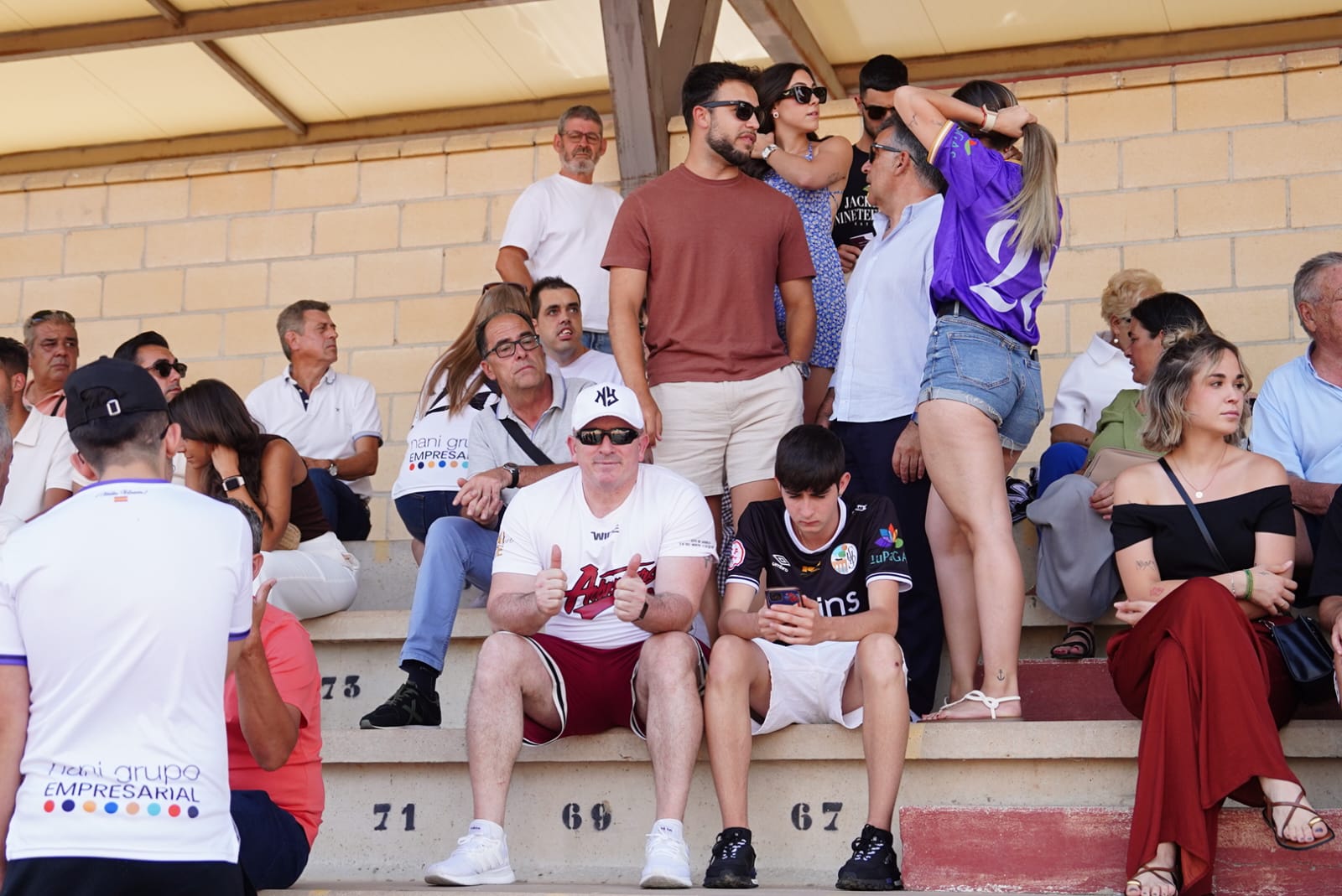 Pobre animación en Las Pistas, con la grada techada al borde del lleno