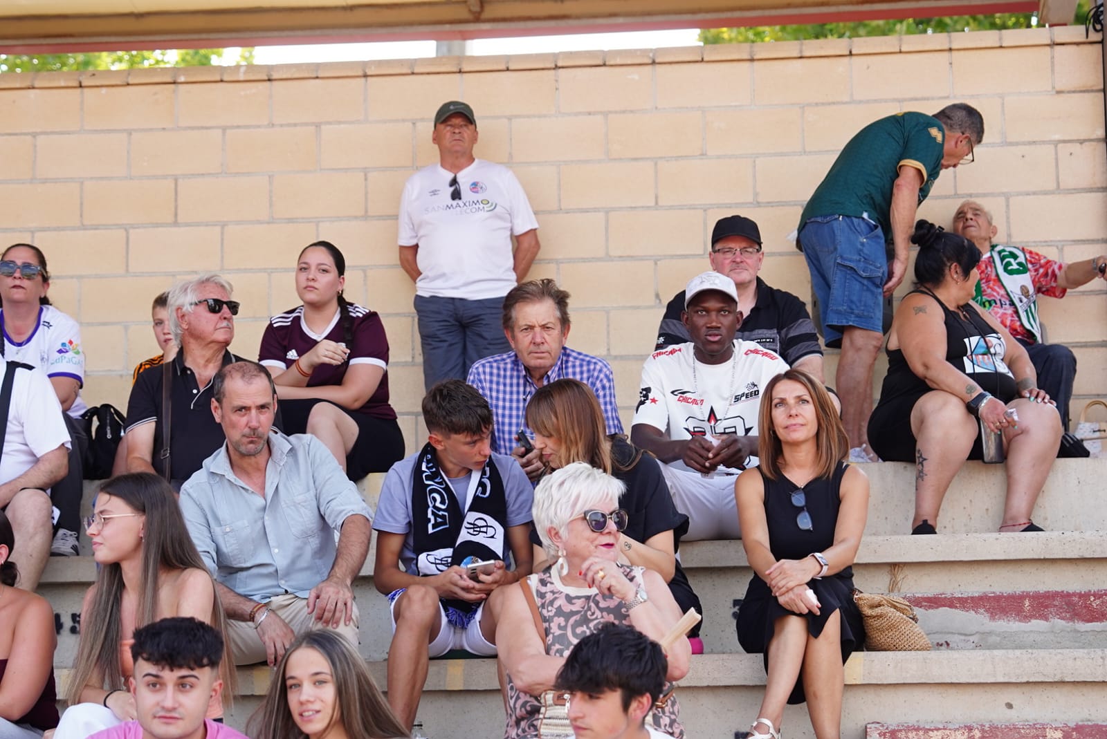 Pobre animación en Las Pistas, con la grada techada al borde del lleno