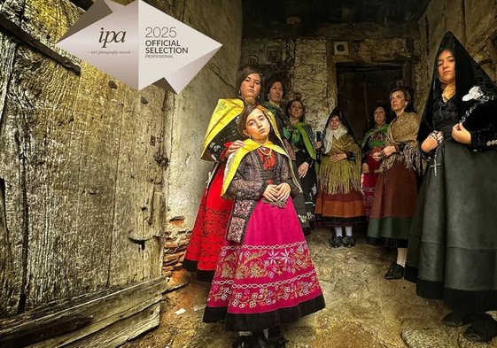 Mujeres y niñas de Candelario (Salamanca) vestidas con la indumentaria ceremonial de sus antepasadas
