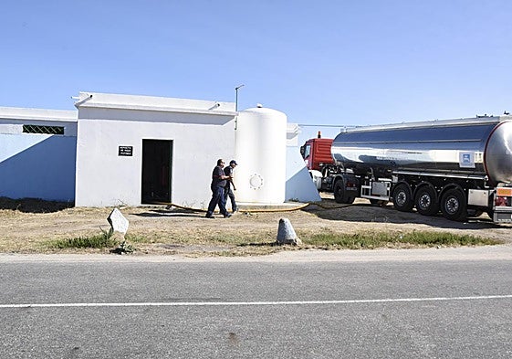 Una cisterna de la Diputación suministra agua potable a la localidad de Trabanca por problemas de sequía.