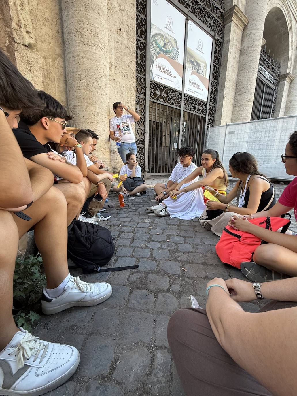 Los jóvenes de la Diócesis de Salamanca cruzan la Puerta Santa de San Pedro en una emotiva jornada jubilar
