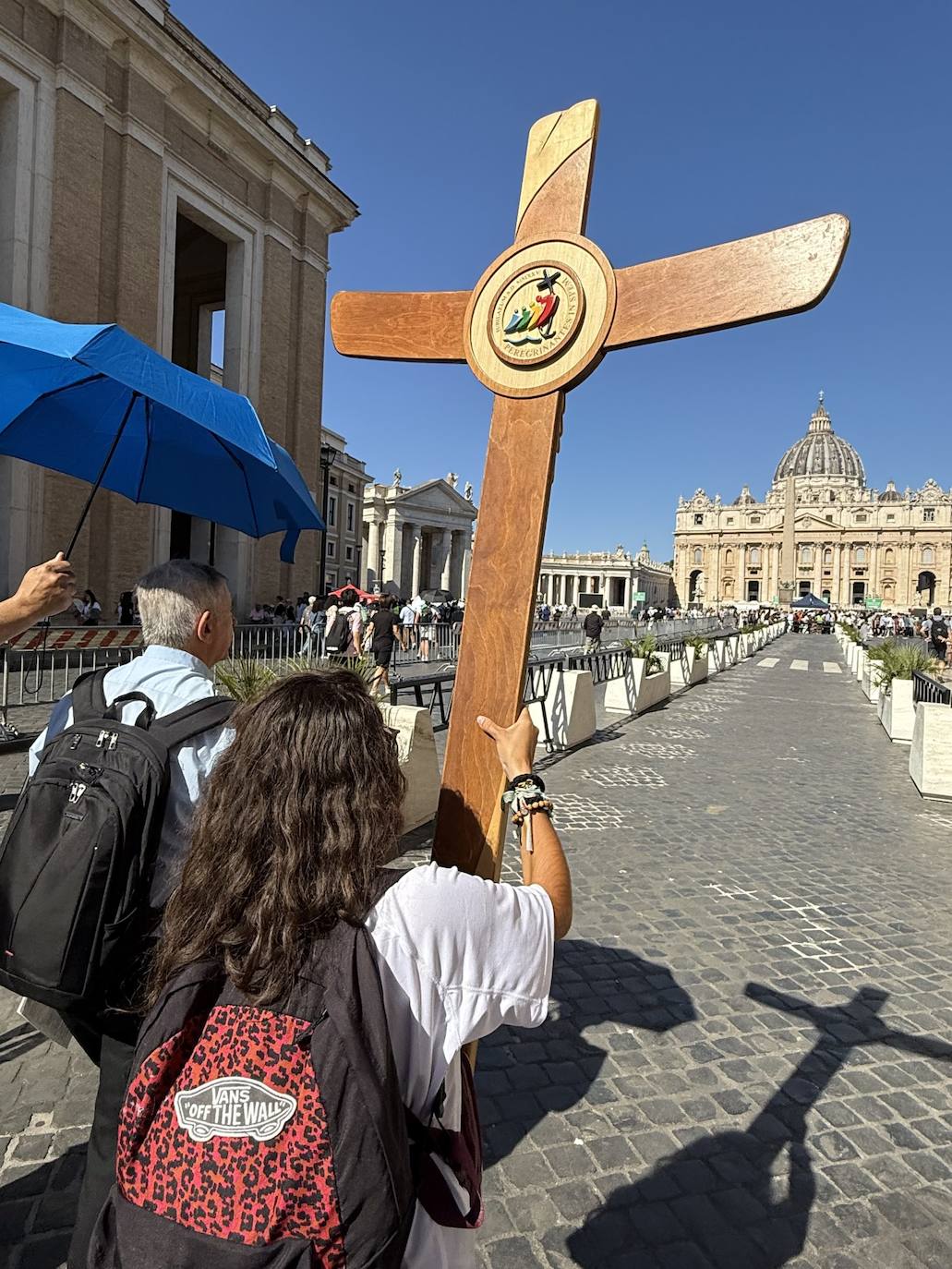 Los jóvenes de la Diócesis de Salamanca cruzan la Puerta Santa de San Pedro en una emotiva jornada jubilar