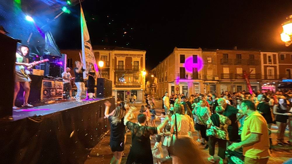 Multitudinaria respuesta a la gala solidaria Airadilos en Peñaranda