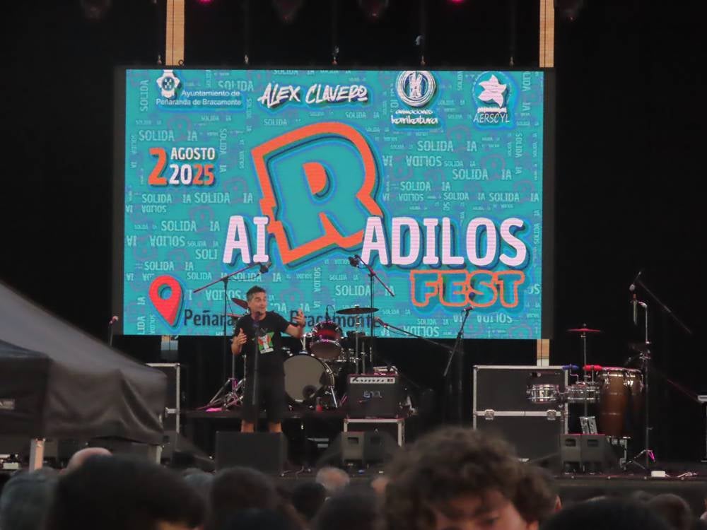 Multitudinaria respuesta a la gala solidaria Airadilos en Peñaranda