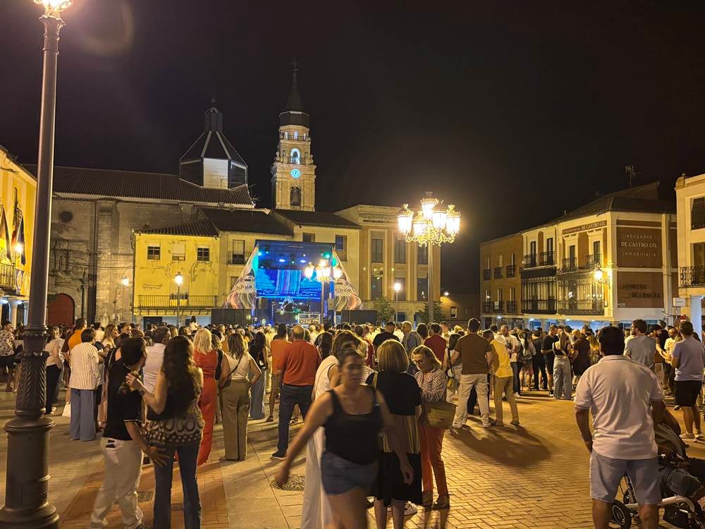 Multitudinaria respuesta a la gala solidaria Airadilos en Peñaranda