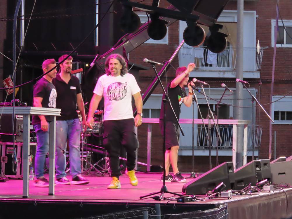 Multitudinaria respuesta a la gala solidaria Airadilos en Peñaranda