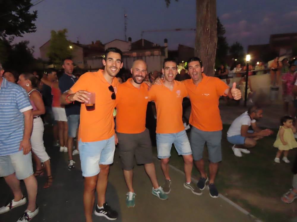 Multitudinaria respuesta a la gala solidaria Airadilos en Peñaranda