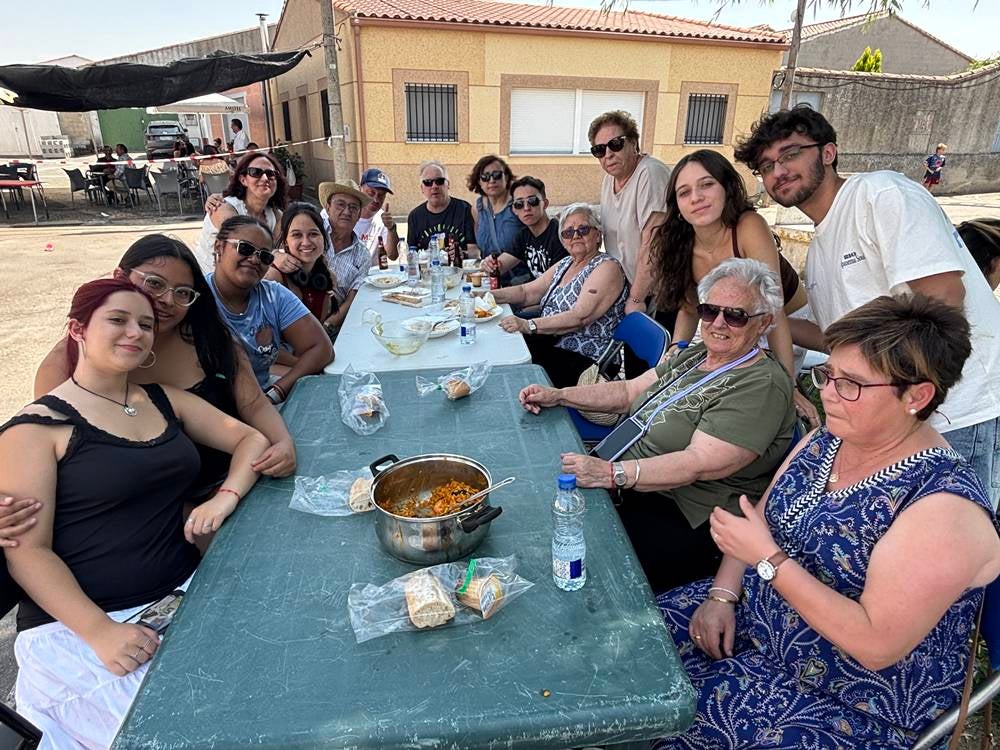 Medio millar en la paella de Villar de Gallimazo