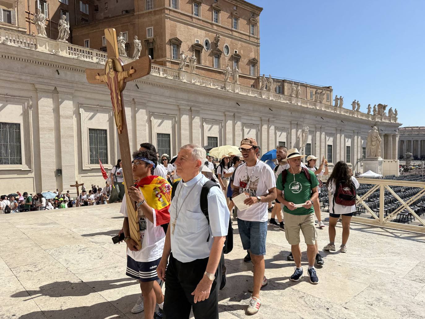 Los jóvenes de la Diócesis de Salamanca cruzan la Puerta Santa de San Pedro en una emotiva jornada jubilar